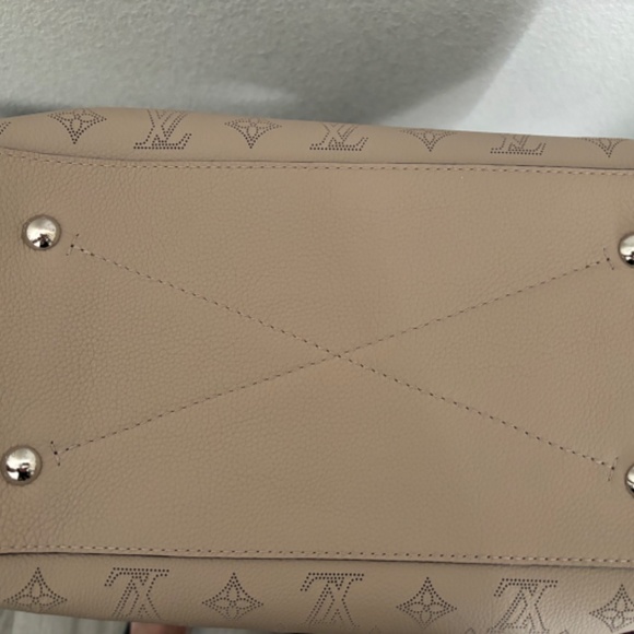 Louis Vuitton Carmel Mahina Galet Gray Leather Hobo Women's handBag M21775 - Picture 7 of 10